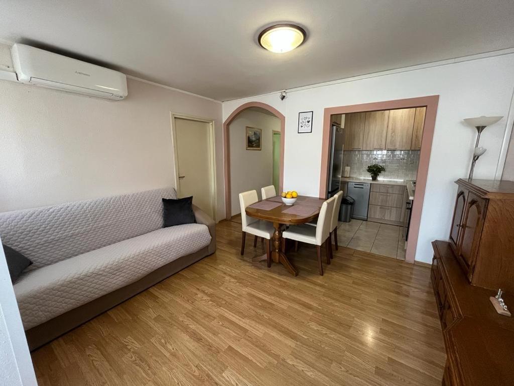 Apartman Spahija シベニク エクステリア 写真